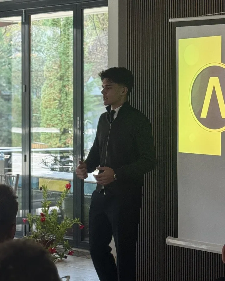 Luca Constantin speaking at the Antreprenor de Mâine event